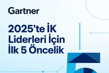 2025’te insan kaynakları liderlerinin öncelikleri üzerine hazırlanan dijital görsel. Mavi tonlarında minimalist tasarımla büyük bir “5” rakamı ve “2025’te İK Liderleri İçin İlk 5 Öncelik” başlığı yer alıyor.