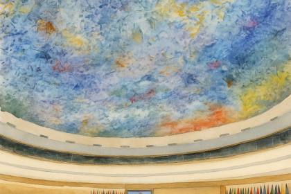 Renkli tavan süslemeleri altında, dünya ülkelerinden temsilcilerin bulunduğu geniş çaplı bir konferans salonunun suluboya tarzında illüstrasyonu.