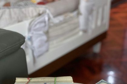 Yapay zekâ algoritmaları ve yatırım ikonlarıyla çevrili bir milyarder figürü; dijital ağlar ve startup logolarıyla geleceğe yatırım teması