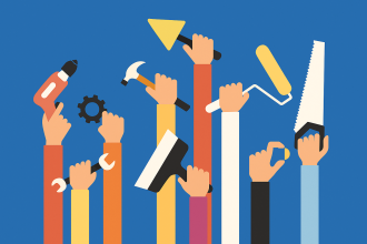 Farklı renkte kıyafet giymiş altı el, bir matkap, anahtar, fırça, testere, boya rulosu ve mala gibi çeşitli el aletlerini mavi arka plan önünde yukarı doğru tutuyor.