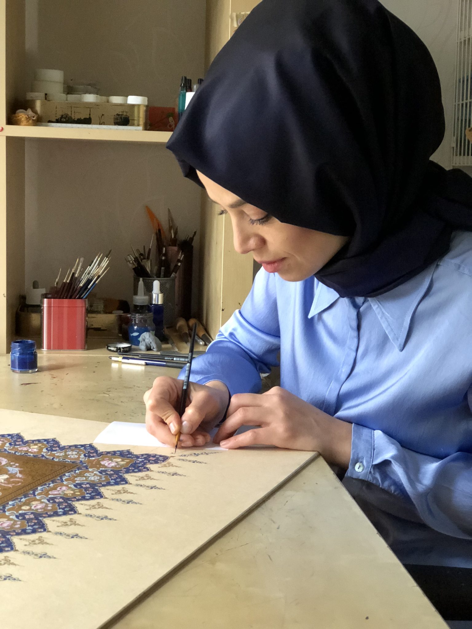 Tuba Asiltürk'ün geleneksel desenler üzerinde çalıştığı bir resim.