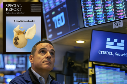 Yeni finansal düzeni simgeleyen para torbası ve Wall Street borsasında ekranlara bakan bir trader’ın birleştirilmiş dijital görseli