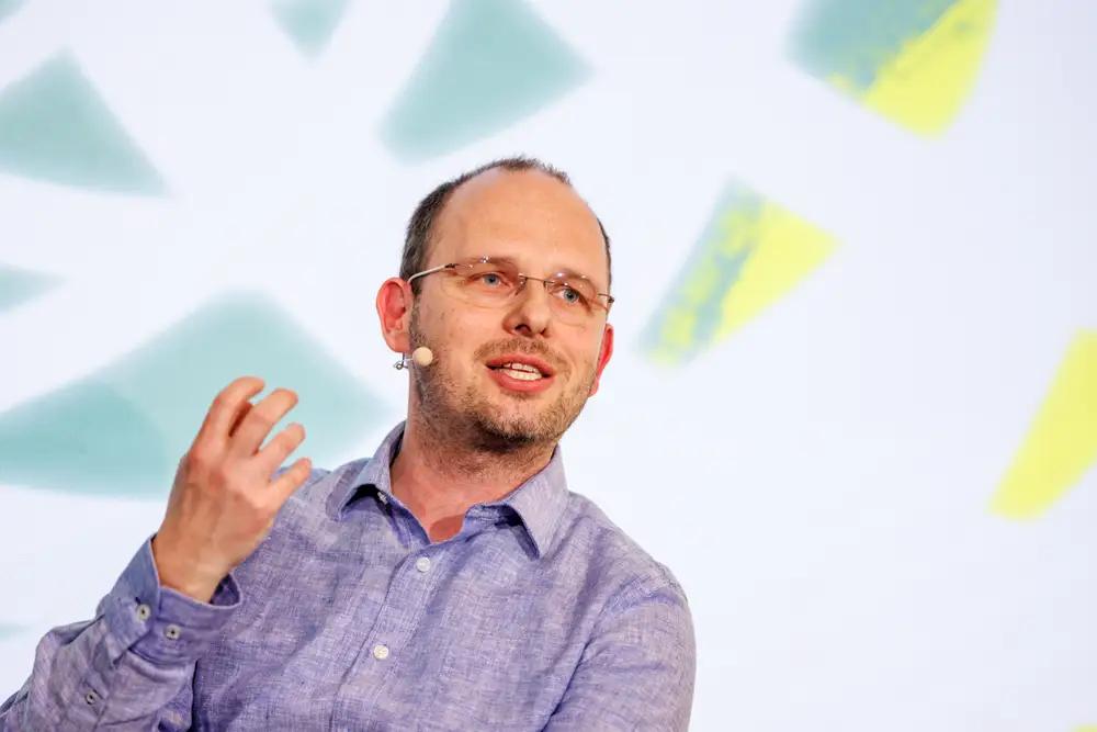 Konferansta konuşan GitHub CEO’su, yazılım geliştirme süreçlerinde yapay zekânın rolü hakkında görüşlerini paylaşıyor.